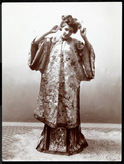 A woman modeling a Japanese kimono, New York, 1904 by Byron Company